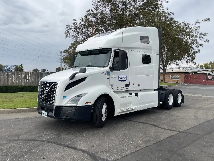 2022 Volvo VNL 760 - image 3