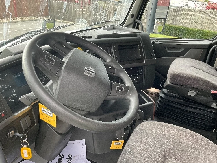 2022 Volvo VNL 760 - image 10