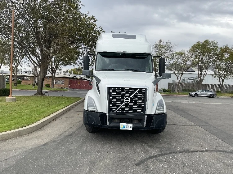 2022 Volvo VNL 760 - image 2