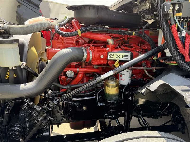 2021 International LT - image 10