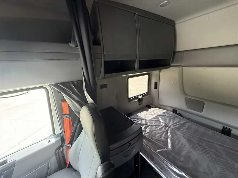 2021 International LT - image 17