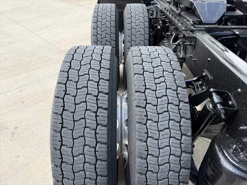 2021 International LT - image 4