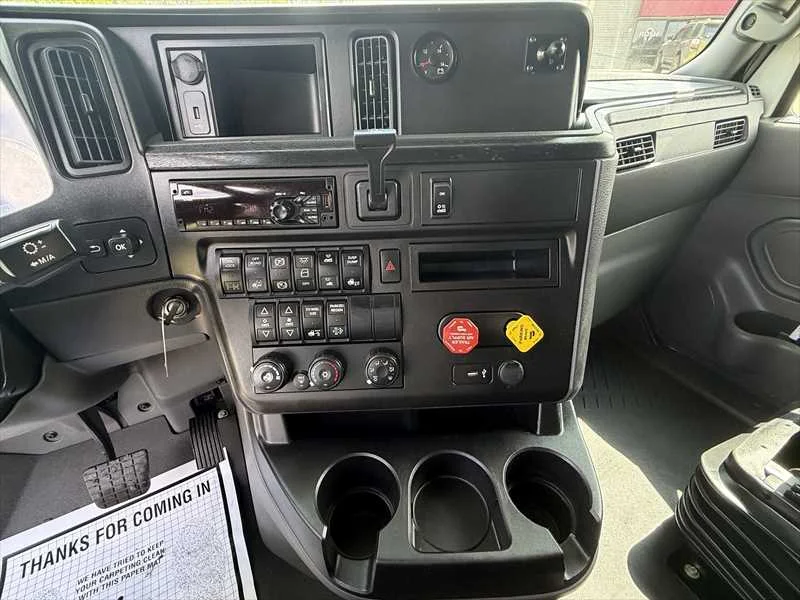 2021 International LT - image 16