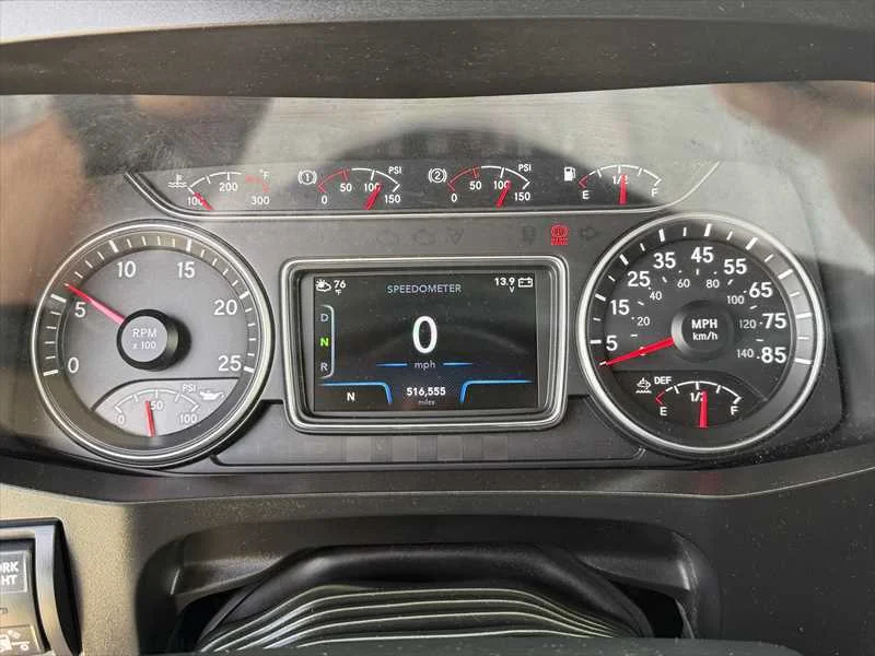 2021 International LT - image 15