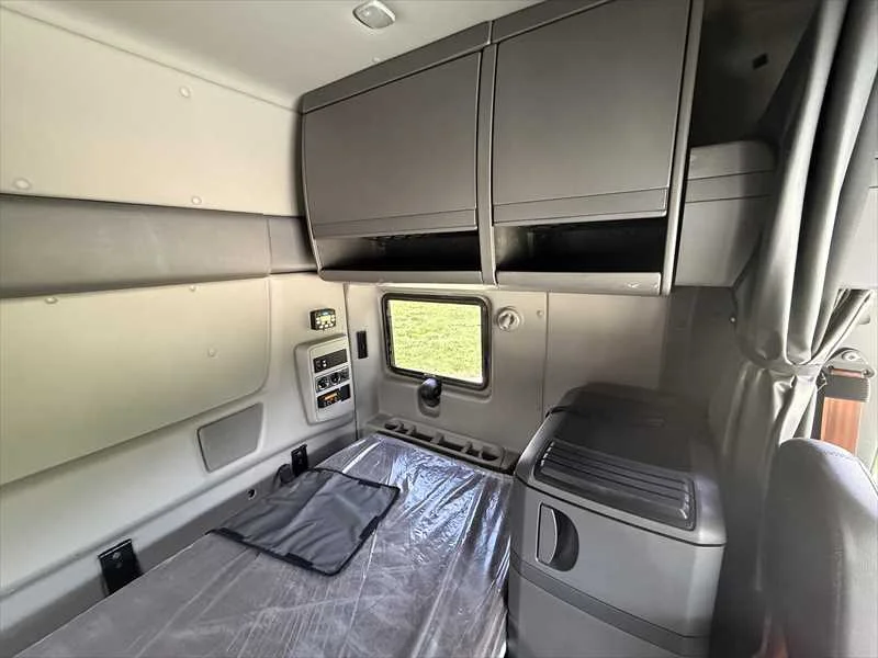 2021 International LT - image 18