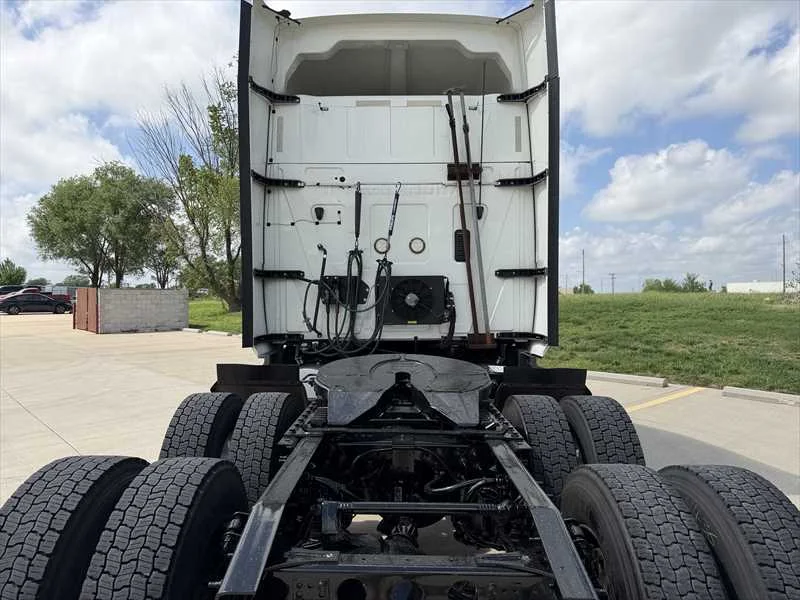 2021 International LT - image 3