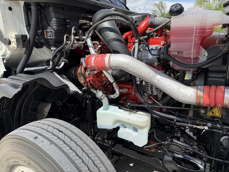 2021 International LT - image 11