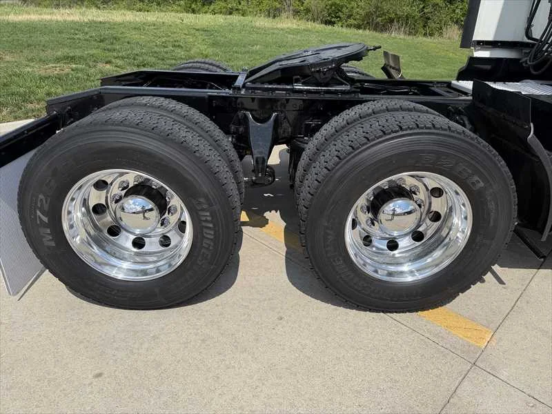 2021 International LT - image 5