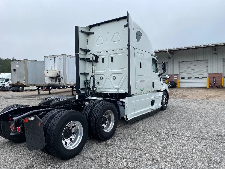 2021 Freightliner Cascadia in Prince George, VA — photo 7