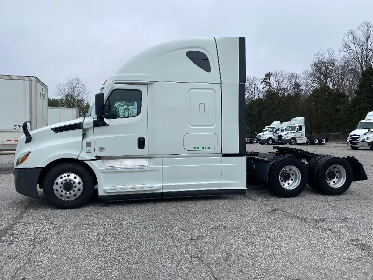 2021 Freightliner Cascadia in Prince George, VA — photo 4