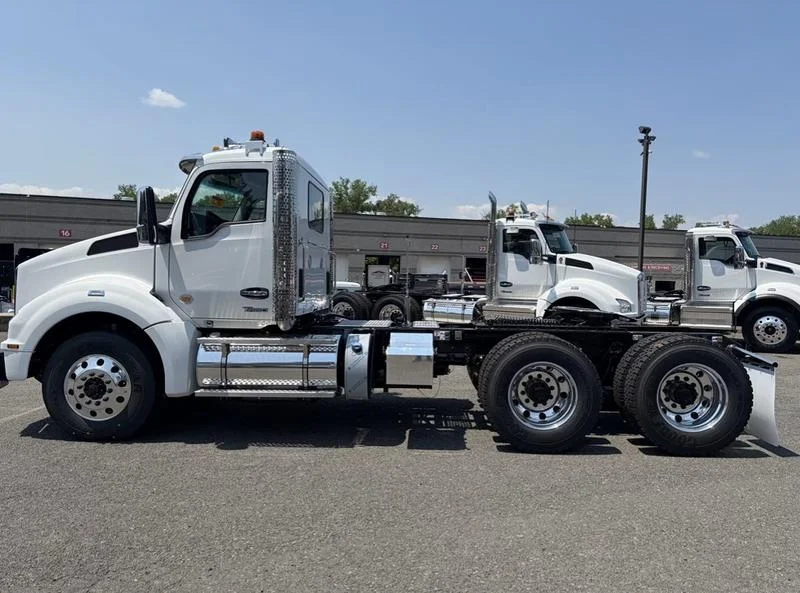 2027 Kenworth T880