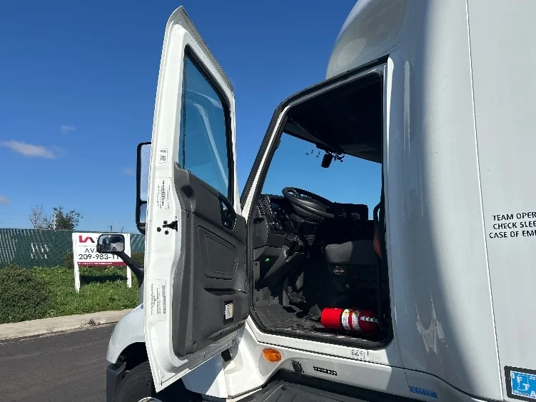 2023 International LT - image 9