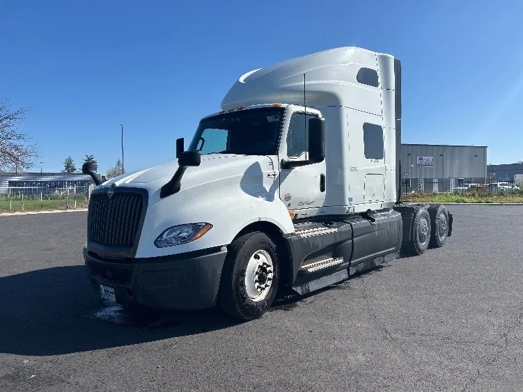 2023 International LT - image 3