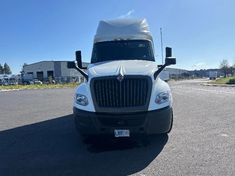 2023 International LT - image 2