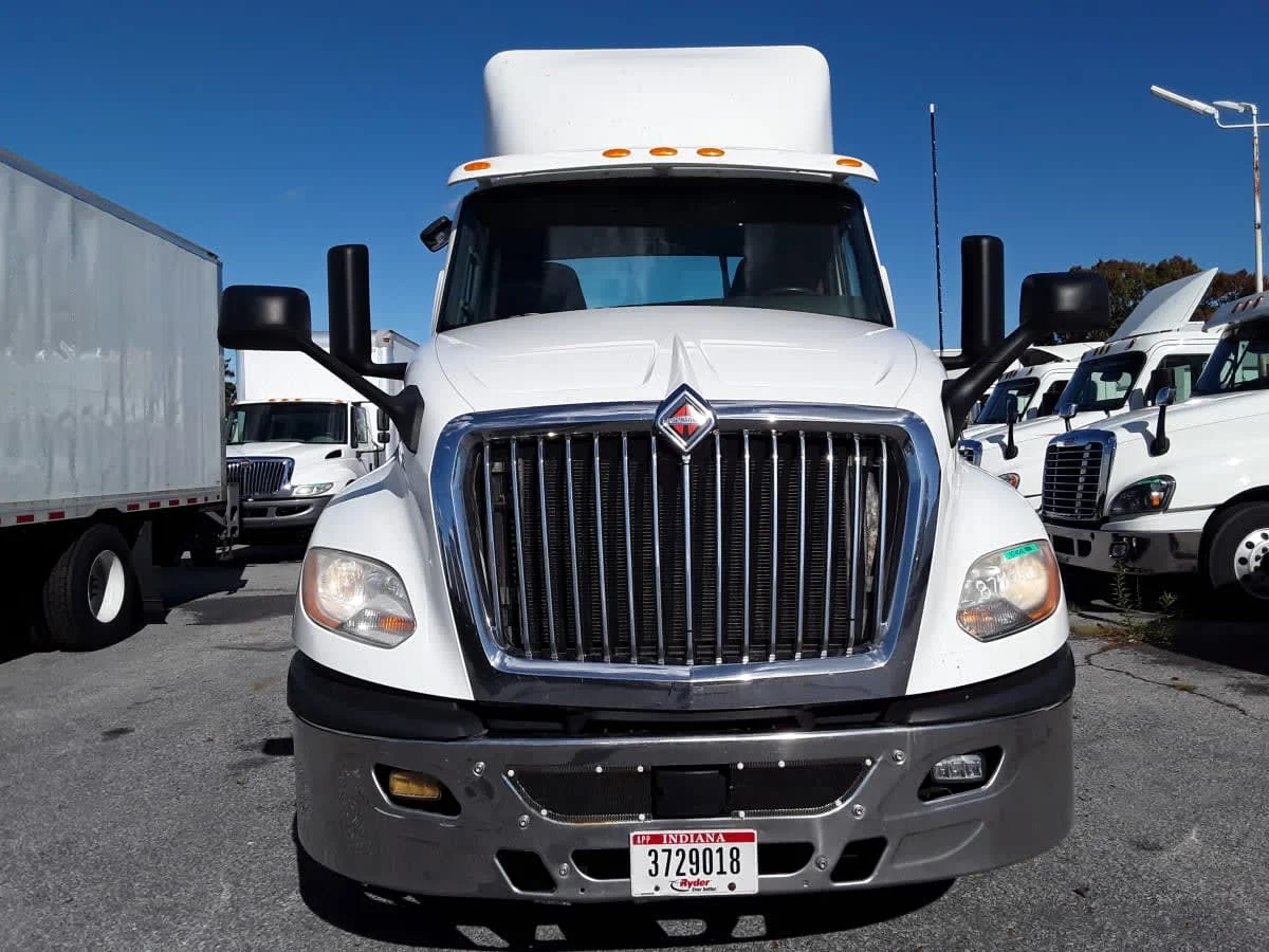 2019 International LT - image 2