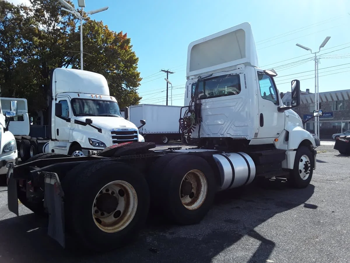 2019 International LT - image 4