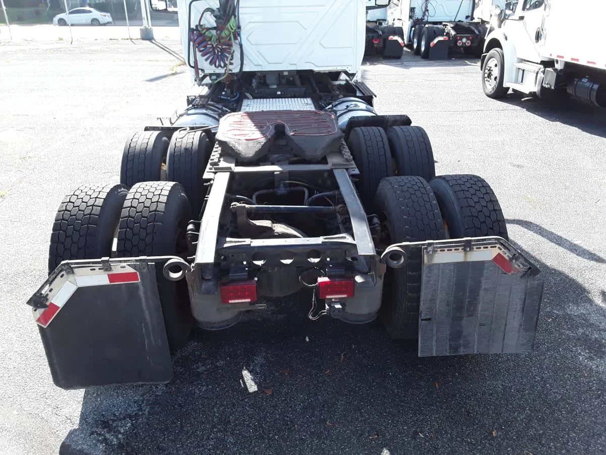 2019 International LT - image 11