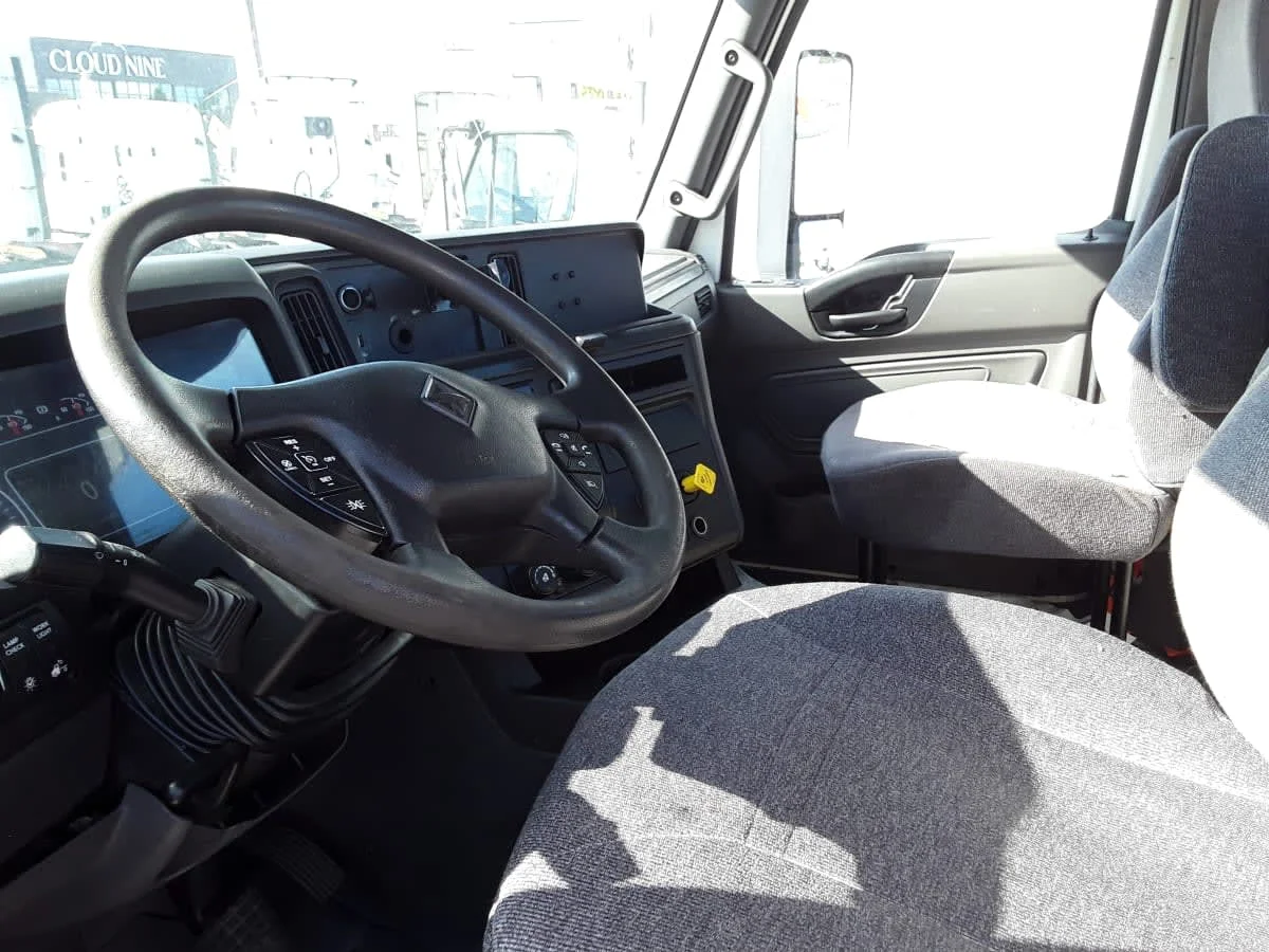 2019 International LT - image 7