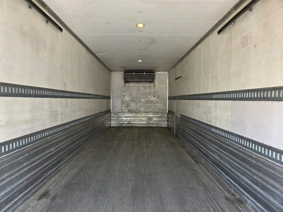 2016 International 4300 - image 9