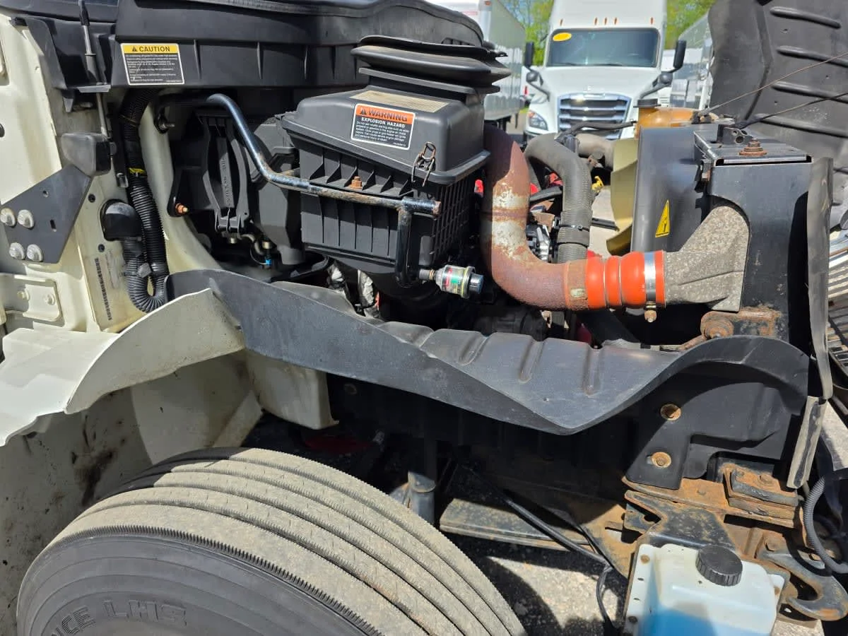 2016 International 4300 - image 15