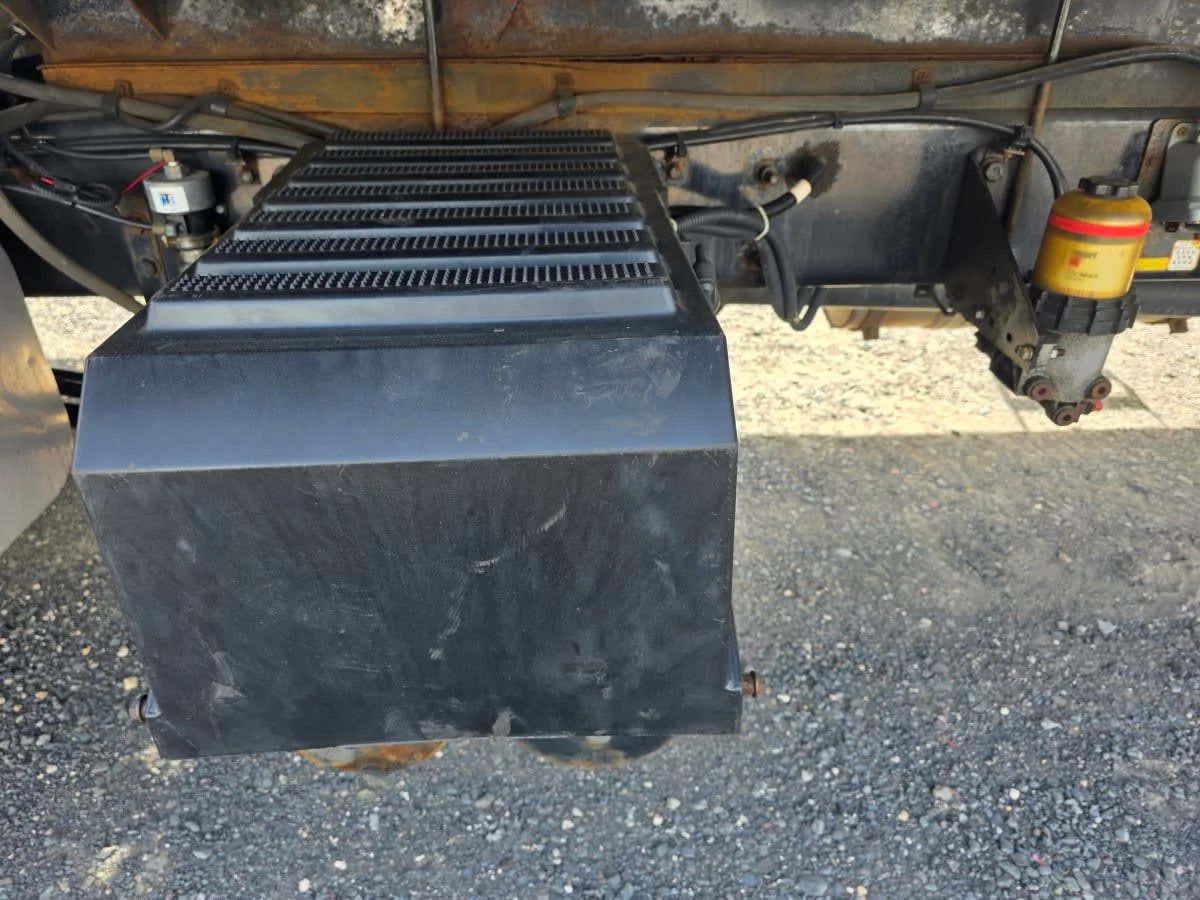 2016 International 4300 - image 13