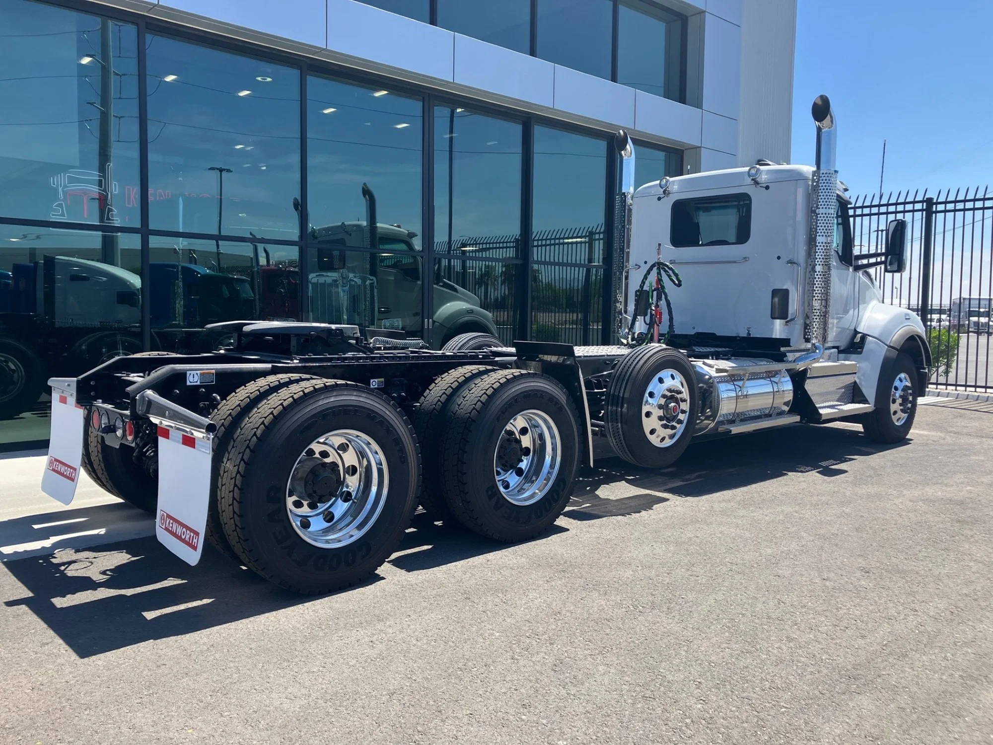 2025 Kenworth T880 - image 2