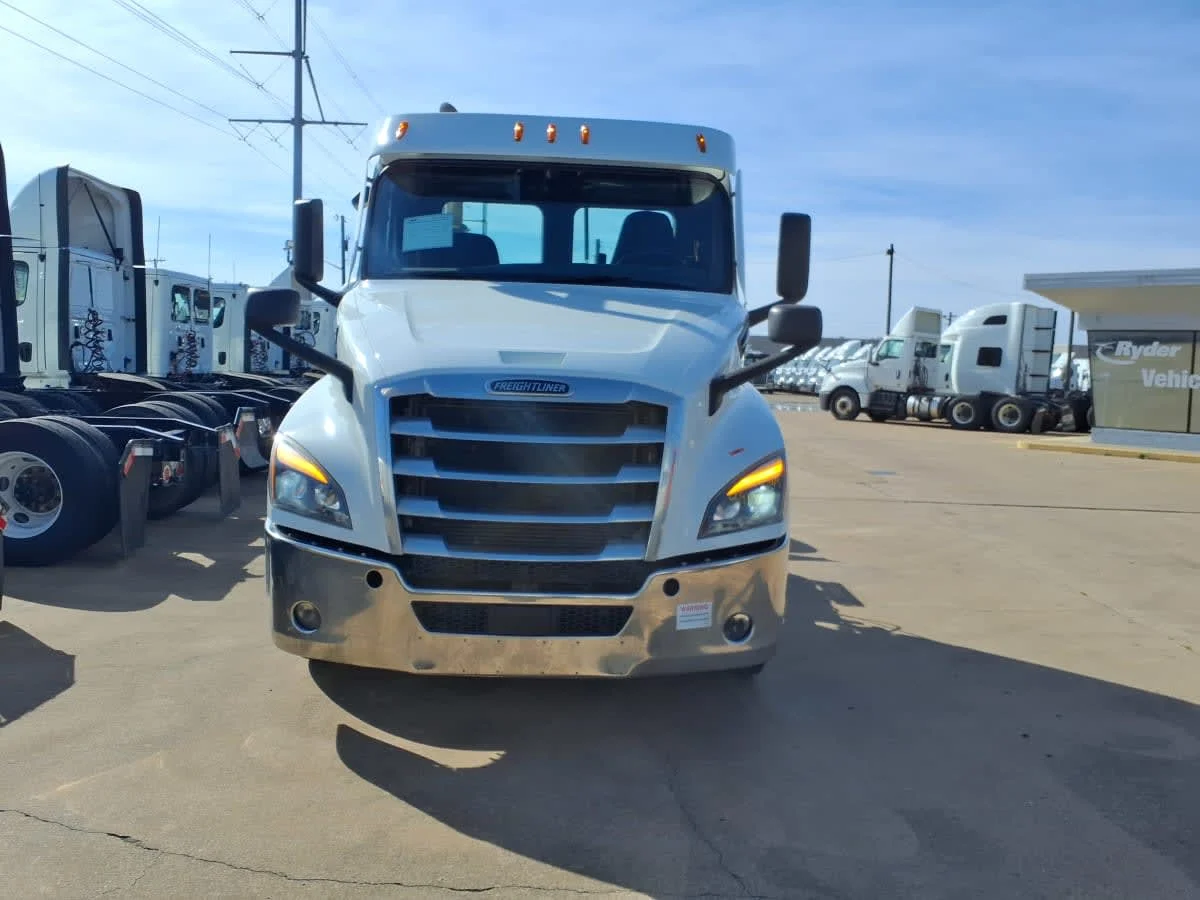 2022 Freightliner Cascadia in Dallas, TX — photo 2