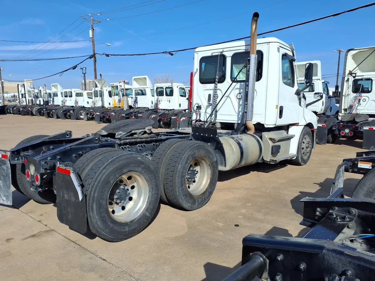 2022 Freightliner Cascadia - image 4