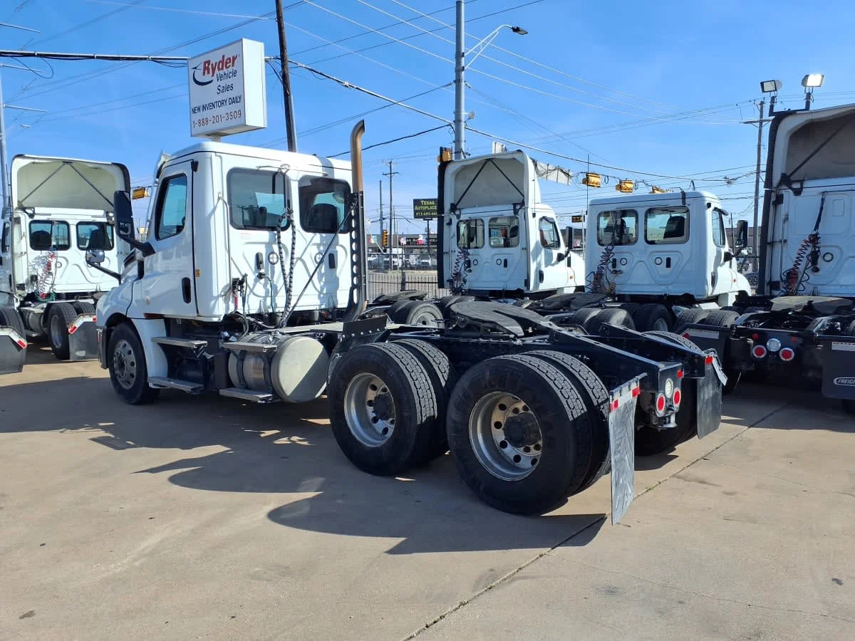 2022 Freightliner Cascadia in Dallas, TX — photo 6
