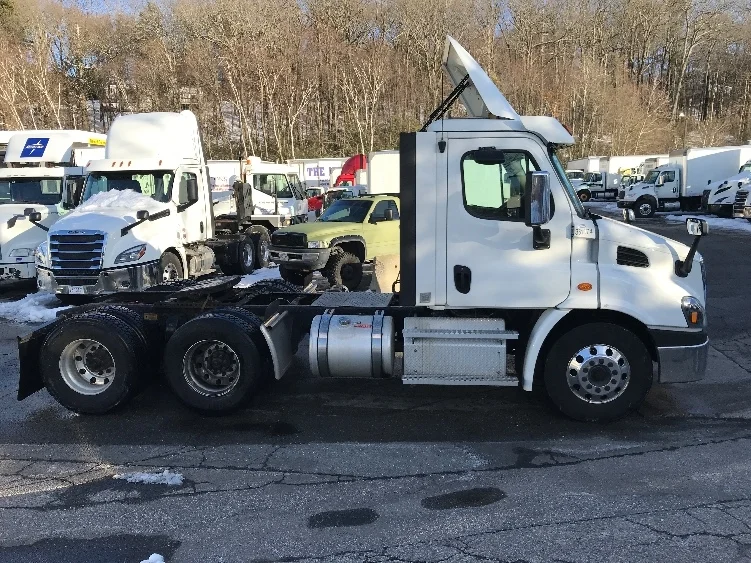 2020 Freightliner Cascadia in Chicopee, MA — photo 8
