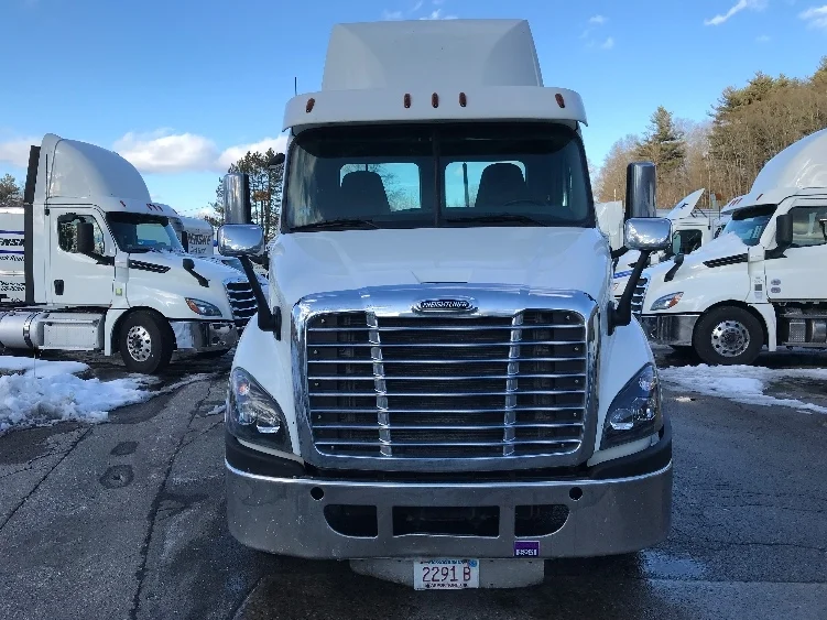 2020 Freightliner Cascadia in Chicopee, MA — photo 2