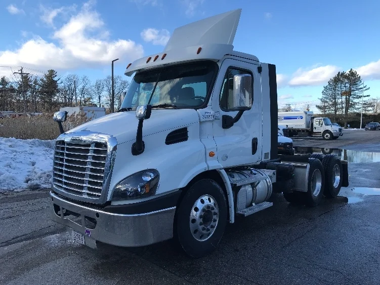 2020 Freightliner Cascadia in Chicopee, MA — photo 3