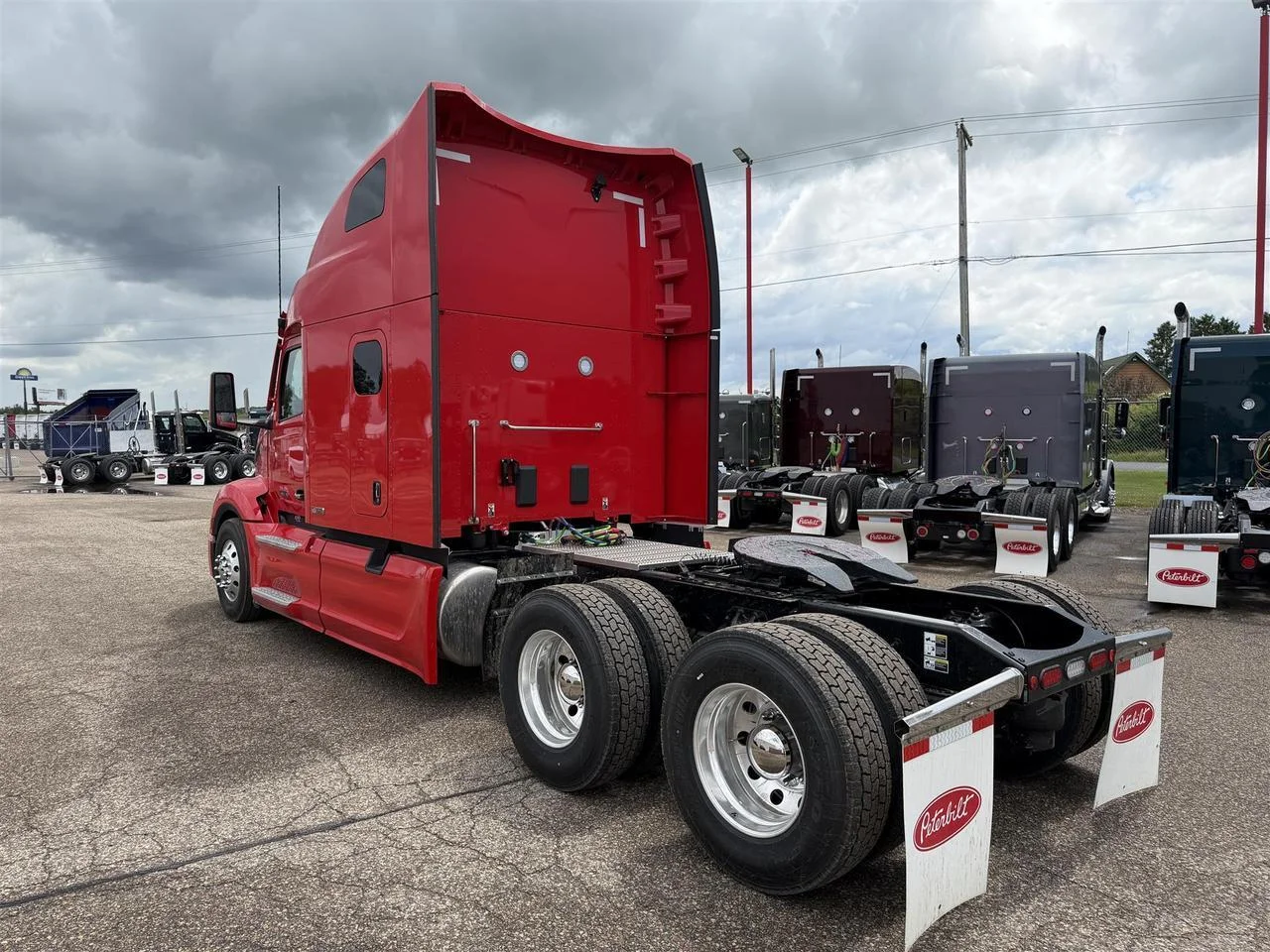 2027 Peterbilt 579 in Eau Claire, WI — photo 2