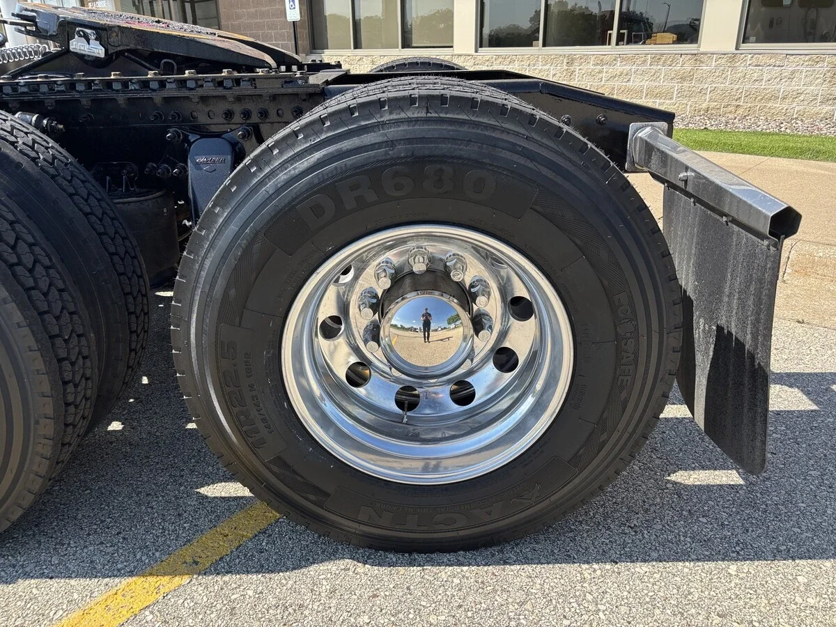 2025 Freightliner Cascadia — photo 9