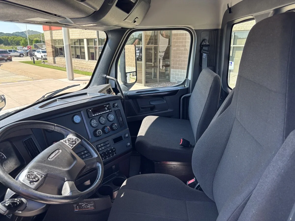 2025 Freightliner Cascadia — photo 16