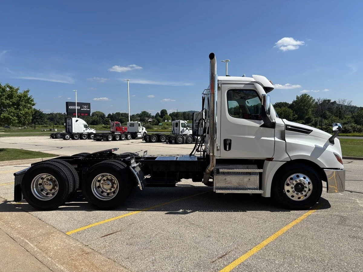 2025 Freightliner Cascadia — photo 4