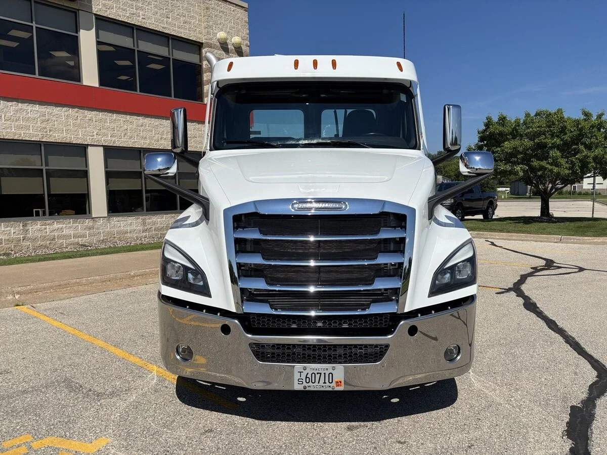 2025 Freightliner Cascadia — photo 2