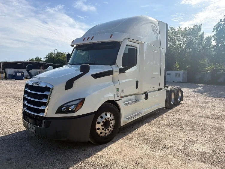 2020 Freightliner Cascadia in Dallas, TX — photo 3