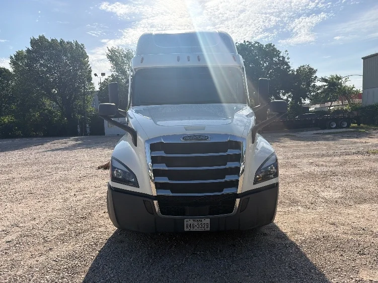 2020 Freightliner Cascadia in Dallas, TX — photo 2