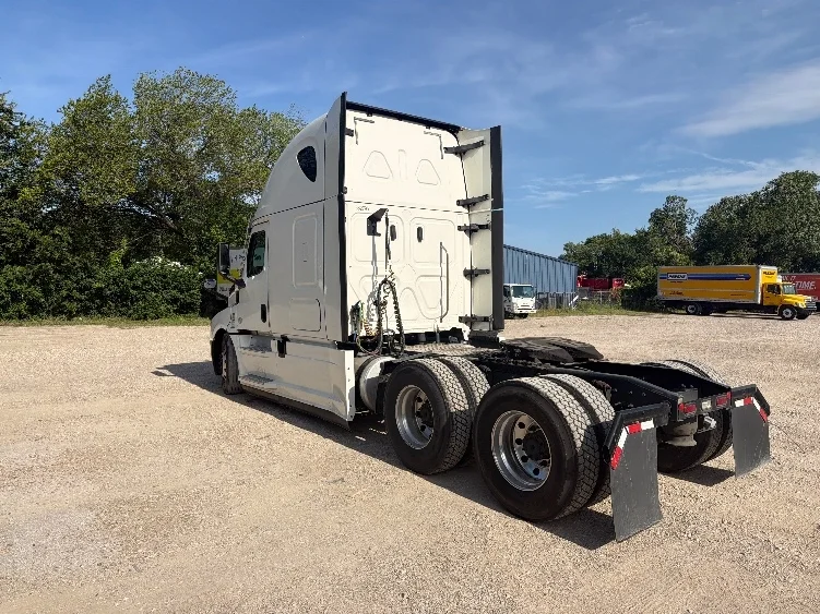 2020 Freightliner Cascadia in Dallas, TX — photo 5