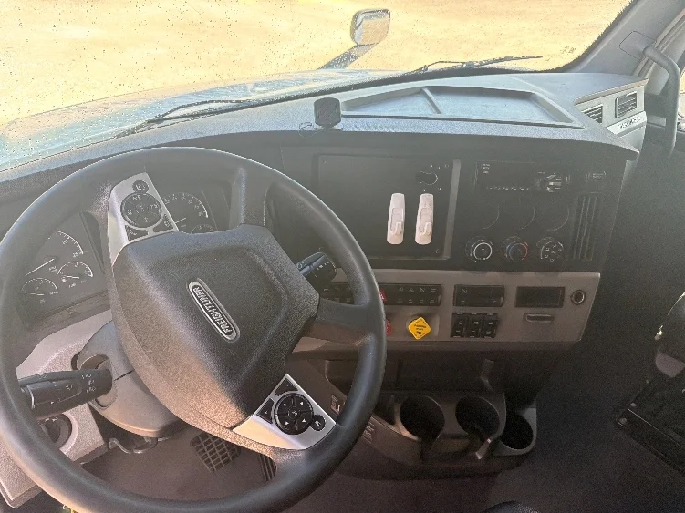 2020 Freightliner Cascadia in Dallas, TX — photo 10