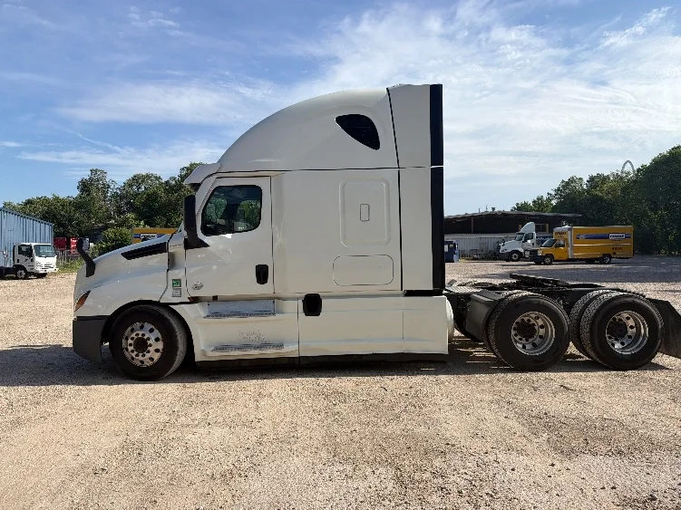 2020 Freightliner Cascadia in Dallas, TX — photo 4