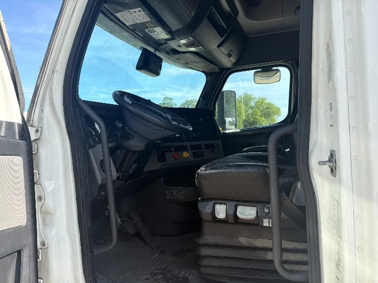 2020 Freightliner Cascadia in Dallas, TX — photo 9