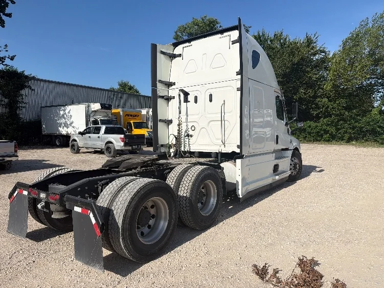2020 Freightliner Cascadia in Dallas, TX — photo 7