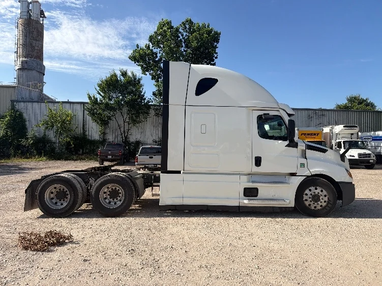 2020 Freightliner Cascadia in Dallas, TX — photo 8