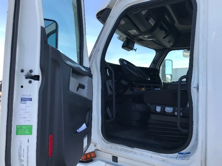 2020 Freightliner Cascadia - image 9