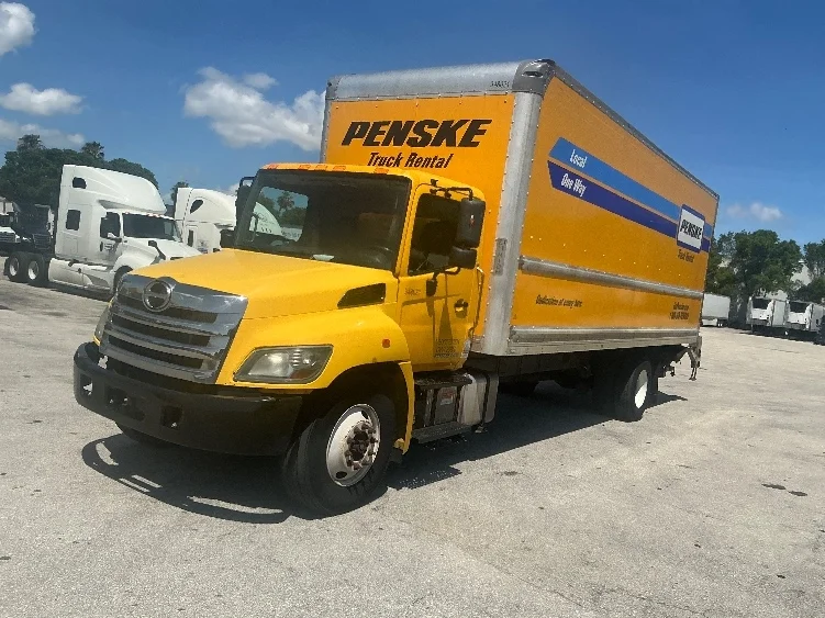 2020 Hino 268 in Medley, FL — photo 3