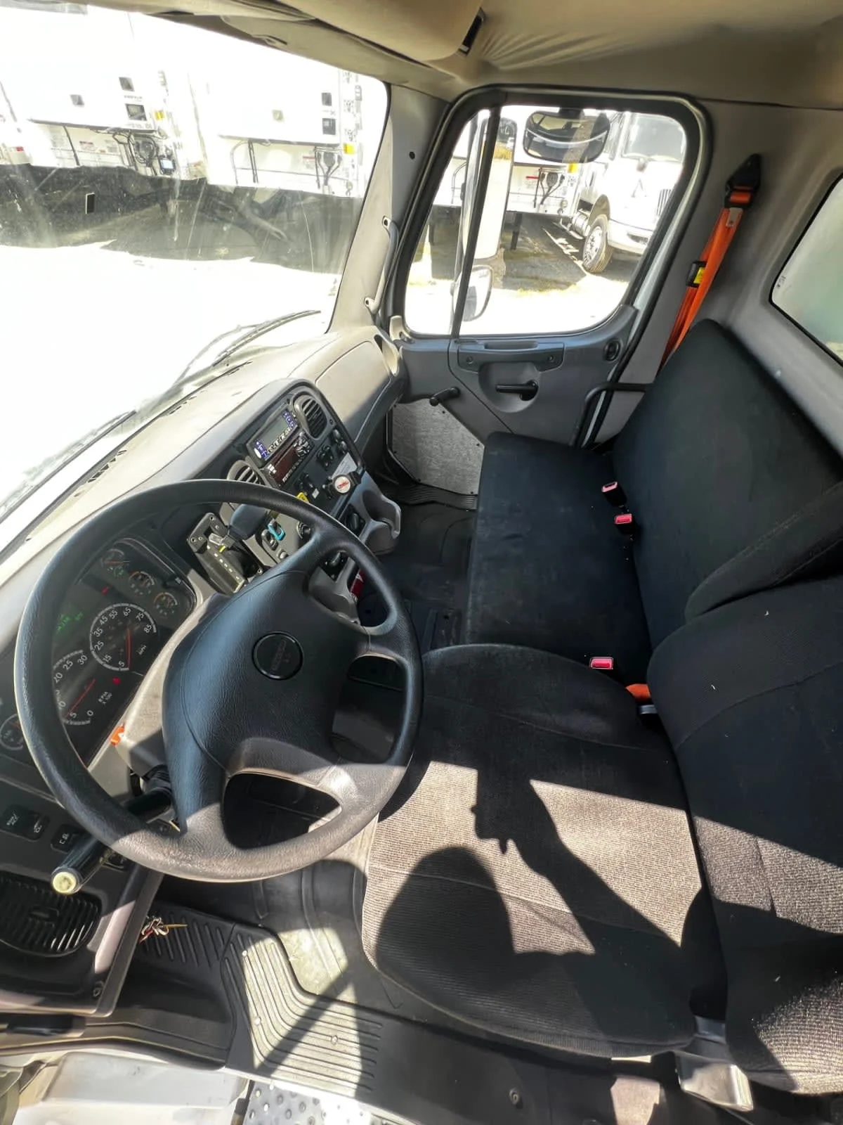 2018 Freightliner M2 106 - image 8