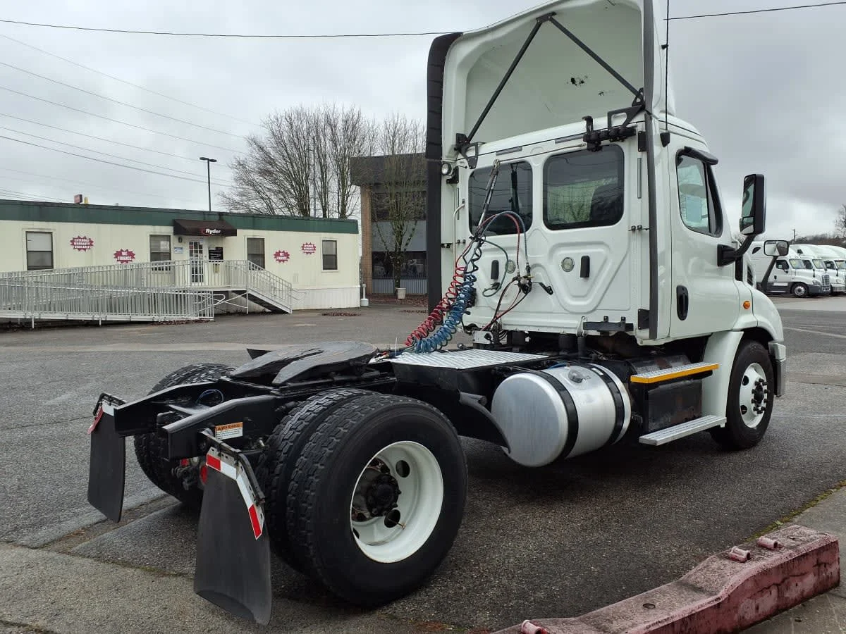 2018 Freightliner Cascadia in Knoxville, TN — photo 4