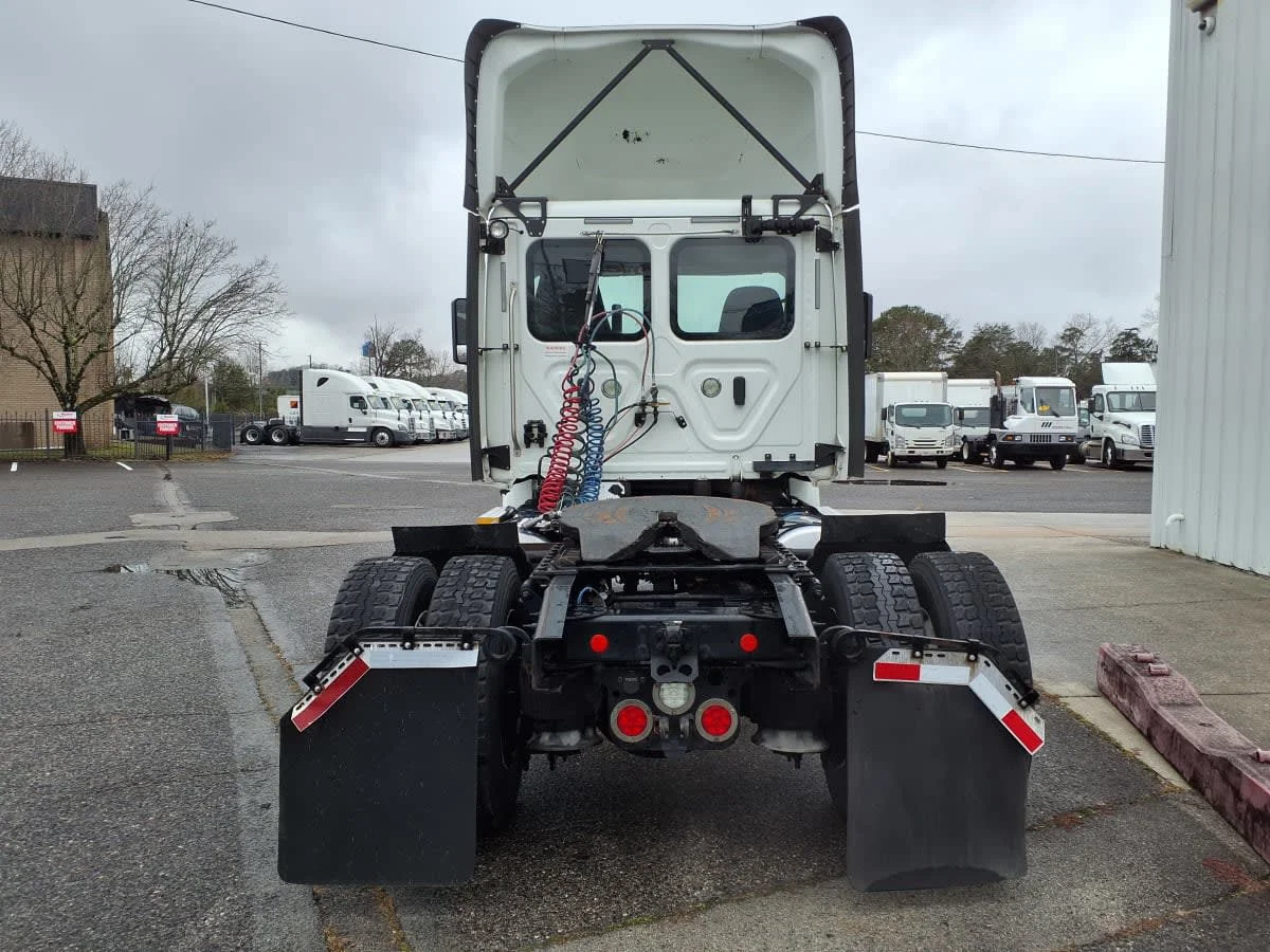 2018 Freightliner Cascadia in Knoxville, TN — photo 5